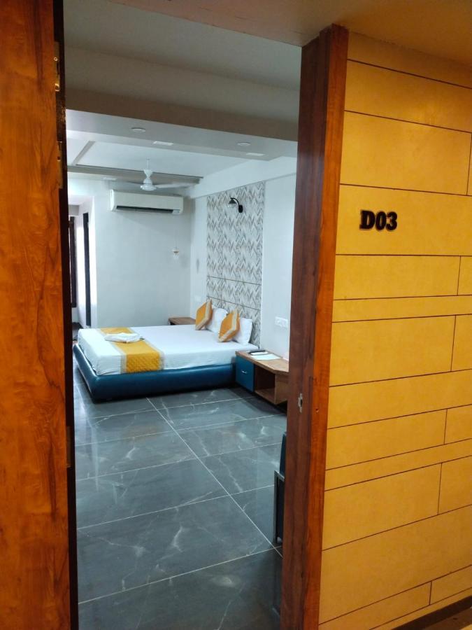 Hotel Dolphin Residency Pātan Exterior foto